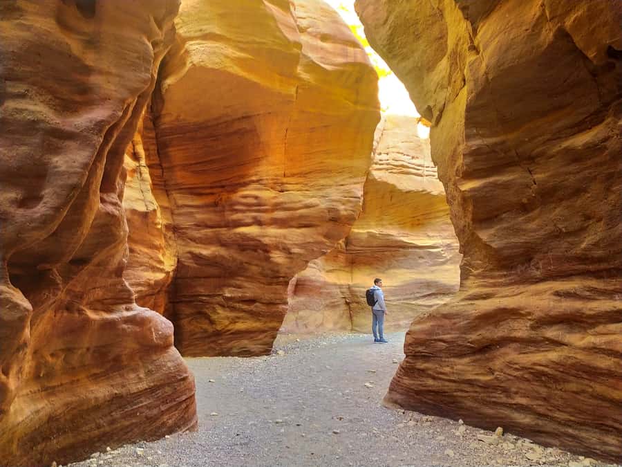 From Eilat: Red Canyon Guided Tour - Walking into the Red Canyon