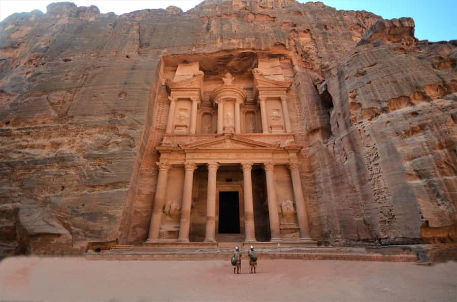 From Tel Aviv: Petra & Wadi Rum Glamping 2-Day Tour - Bedouin glamping after sunset
