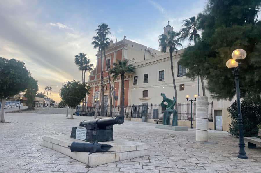 Jaffa: Old City, Port & Shuk Hapishpishim Walking Tour - What the guide adds to the $39 price