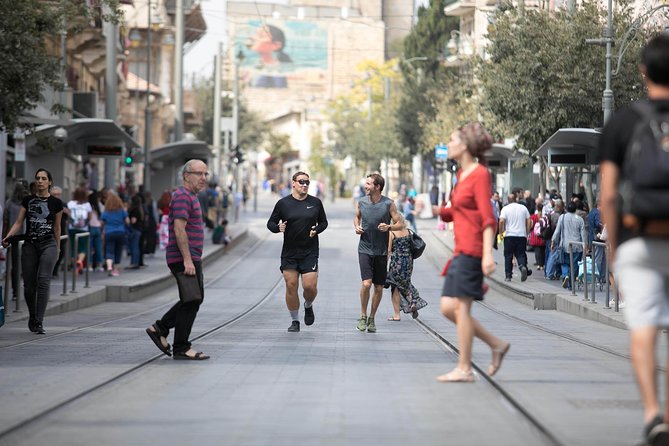 Jerusalem Running Tour-Experience the unique vibes of Jerusalem in your sneakers - A brief pause at the Western Wall