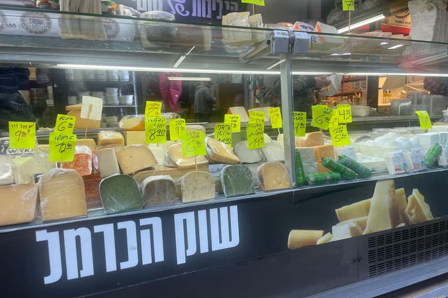 Tel Aviv: Carmel Market & Neighborhood Guided Walking Tour - What the food tasting upgrade changes
