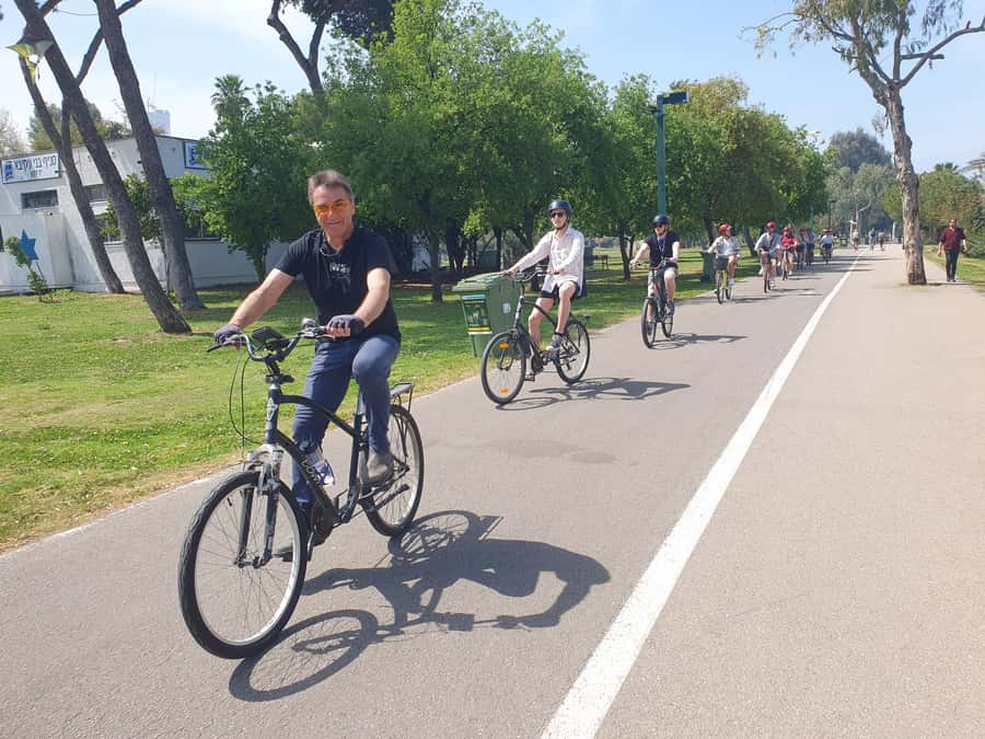 Tel Aviv: Private Bike Tour - Guide quality, photography, and the practical extras