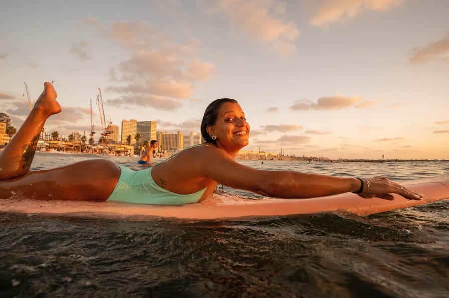 Tel Aviv: Professional Surfing Lessons at Beach Club TLV - Why this one-hour lesson works for beginners