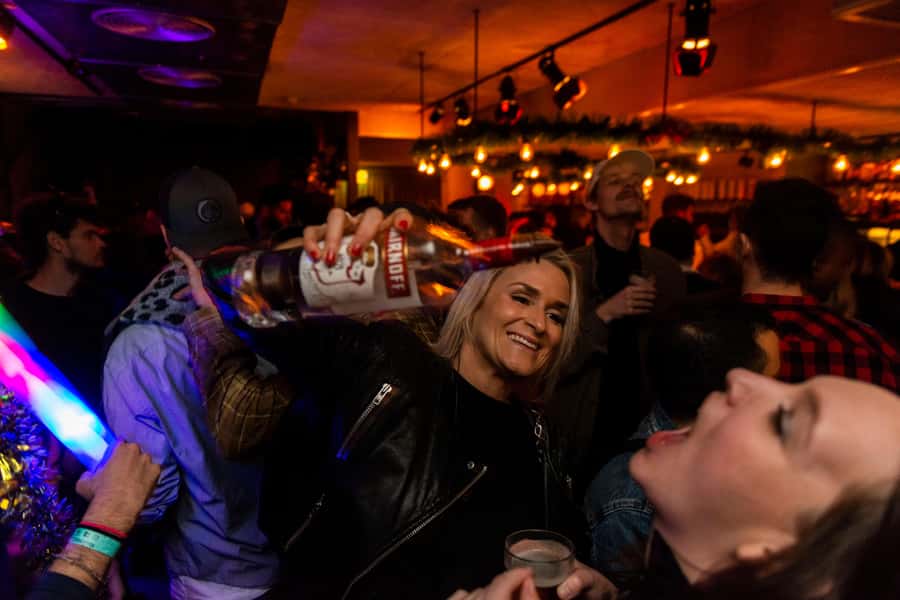 Tel Aviv: Pub Crawl with 4 Stops and Free Shots - Key points at a glance